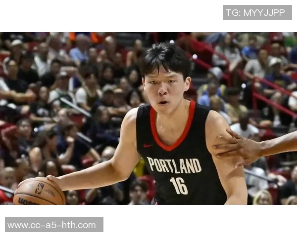 杨瀚森与奥登同框合影分享小圣诞树装饰喜悦时刻即将迎接12月的到来 杨瀚森与奥登同框合影分享小圣诞树装饰喜悦时刻即将迎接12月的到来