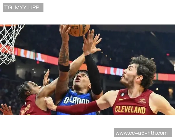 阿伦上半场表现抢眼独得双位数得分助力全队奋战篮下 阿伦上半场表现抢眼独得双位数得分助力全队奋战篮下